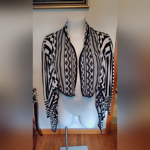 🩷$15 | Black and White Geometric Cardigan - Picture 3 of 4